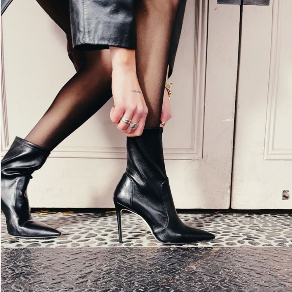 🌹STUART WEITZMAN 🌹 Stretch Black Leather Power Bootie Size: 5.5 - Picture 3 of 16